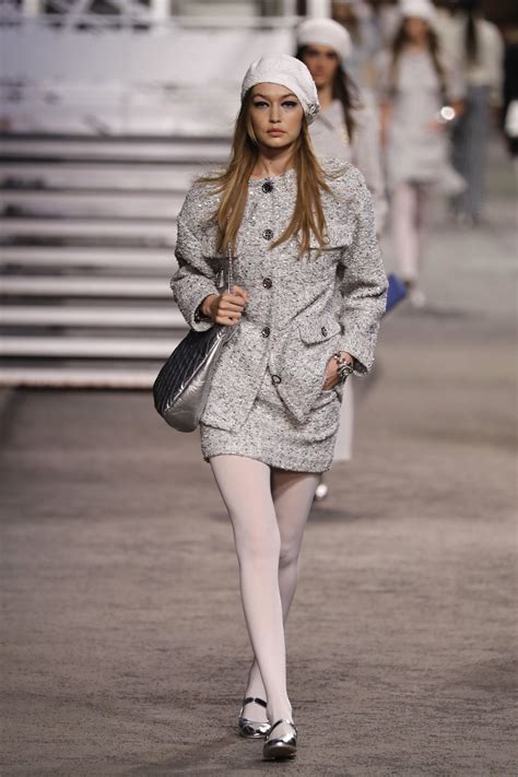 gigi hadid desfile chanel|Gigi Hadid runway outfits.